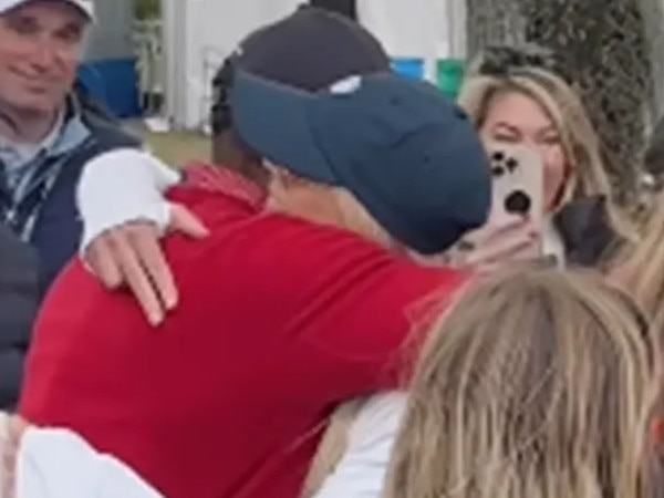 Tiger Woods and Elin embrace