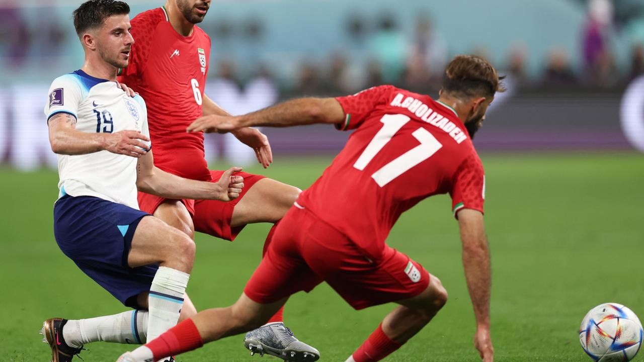 Mason Mount of England battles for possession with Saeid Ezatolahi of Iran. Photo by Clive Brunskill/Getty Images