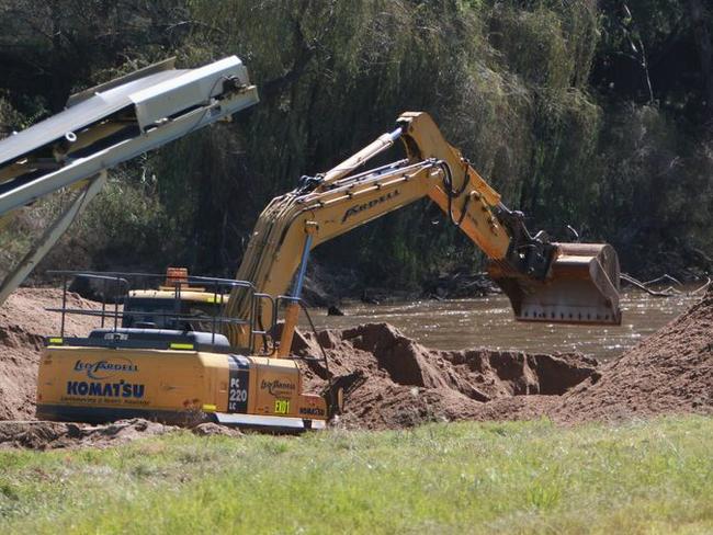 Police use heavy machinery to search for the remains of Ms Nolan in 2005.