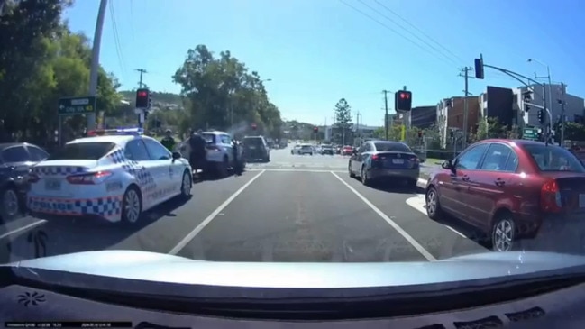 Driver crashes in Mount Gravatt right next to police