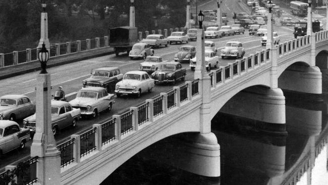 Commuters cross the Yarra River using the Hoddle Bridge in 1961.