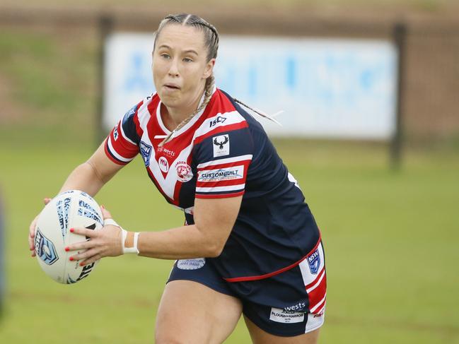 Jenaye Collins sets off from the ruck.