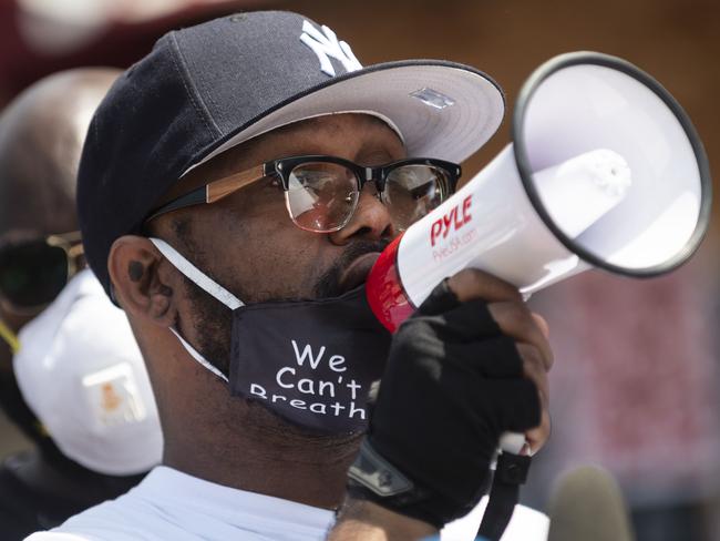 MINNEAPOLIS, MN - JUNE 01: Terrence Floyd (C) speaks to a group gathered at the site where his brother George Floyd was killed by police one week ago on June 1, 2020 in Minneapolis, Minnesota. Floyd called for peace and justice after his brother's death, thanking those who continue to protest and imploring people to cease the damage and destruction which has followed.   Stephen Maturen/Getty Images/AFP == FOR NEWSPAPERS, INTERNET, TELCOS & TELEVISION USE ONLY ==