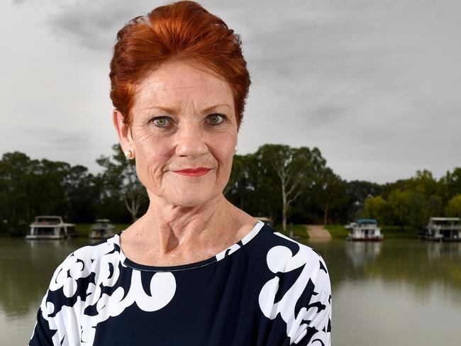 NEWS2019ELECTION 15/4/2019. DAY 5 One Nation's Pauline Hanson Campaigning in regional South Australia - Loxton, Berri and Remark today. Pauline Hanson on the campaign trail in Berri with her COS James Ashby and local member Jennifer Game. Tricia Watkinson