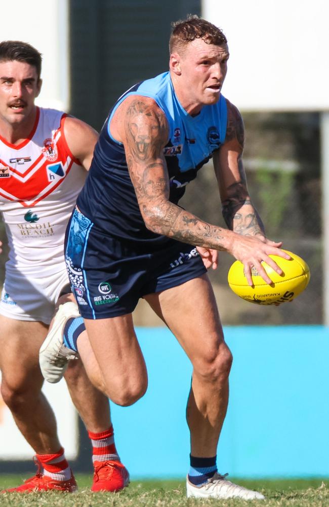 Mitch Robinson playing for the Darwin Buffaloes. Picture: Celina Whan / AFLNT Media