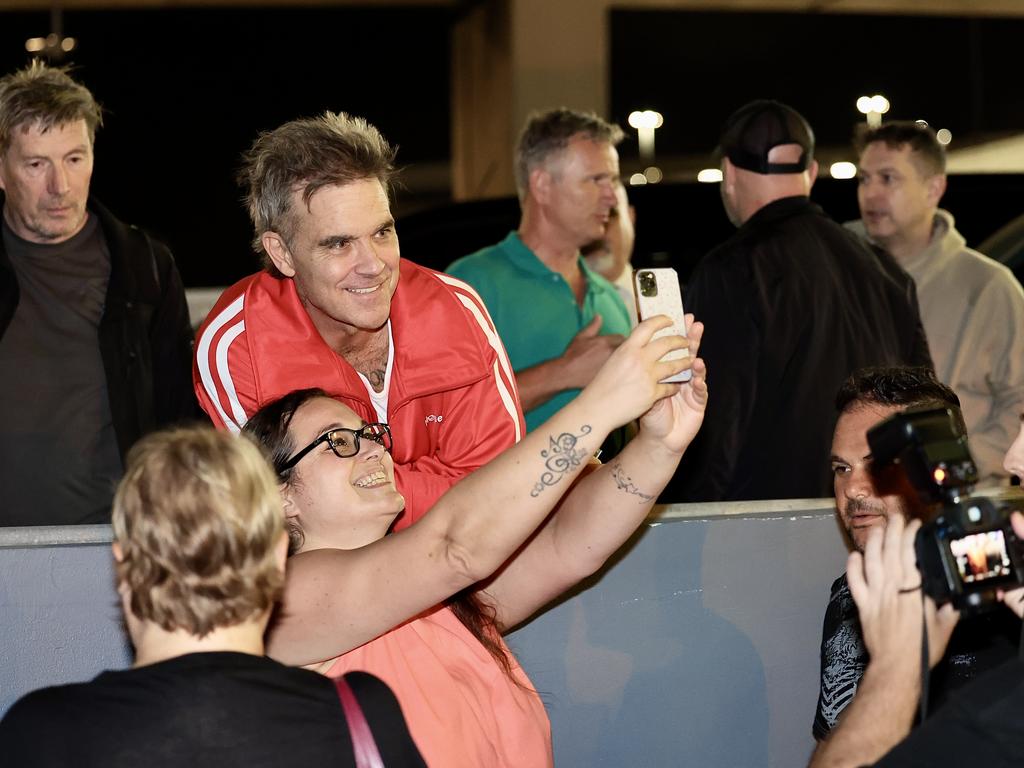 Williams delighted fans upon his arrival, stopping for selfies and a chat outside the airport. Picture: ©MEDIA-MODE.COM