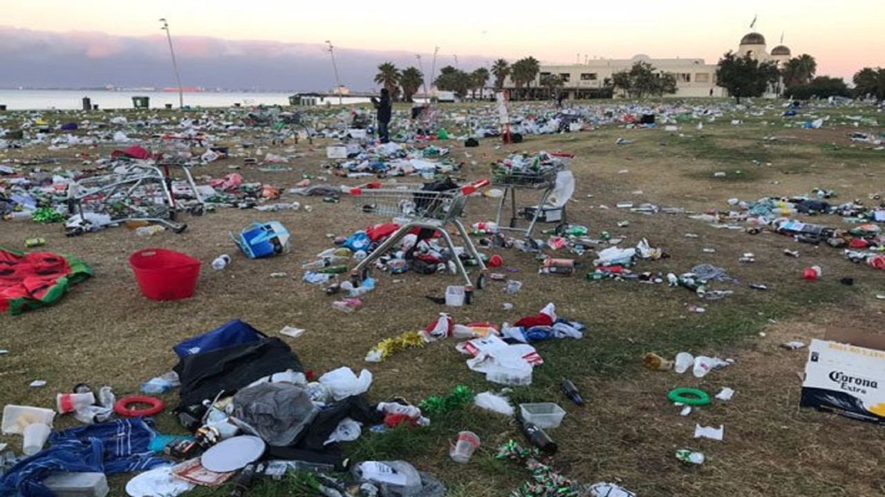 St Kilda beach left polluted after Christmas Day party