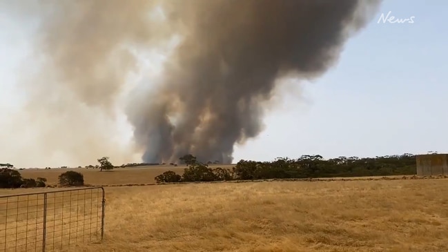 Fire bears down on Kangaroo Island town