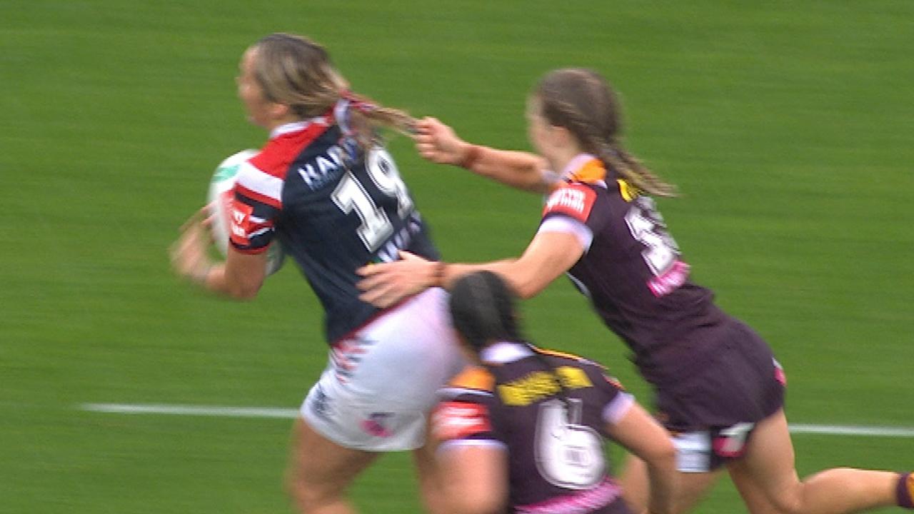 Tarryn Aiken pulls the hair of Botille Vette-Welsh during the grand final.