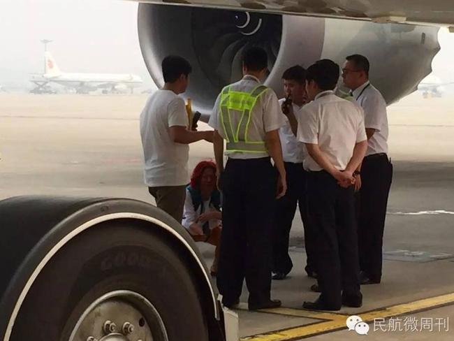 Woman blocks plane on runway. Picture: WeChat