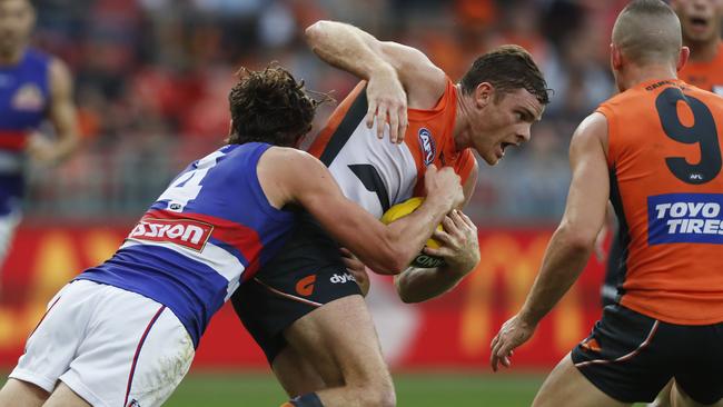 Giant Heath Shaw breaks away from Western Bulldogs midfielder Marcus Bontempelli din Round 9, 2016. Picture: Phil Hillyard