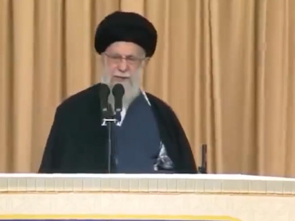 L’imam Sayyid Ali Khamenei, le guide suprême de l’Iran, s’adresse à une congrégation en Iran en disant qu’Israël sera puni, dans un message sur les réseaux sociaux qui est intervenu alors que Téhéran déclenchait des frappes de drones. Image : X