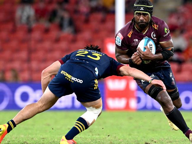 BRISBANE, AUSTRALIA - MAY 06: Seru Uru of the Reds takes on the defence of Mosese Dawai of the Highlanders during the round 12 Super Rugby Pacific match between the Queensland Reds and the Highlanders at Suncorp Stadium on May 06, 2022 in Brisbane, Australia. (Photo by Bradley Kanaris/Getty Images)