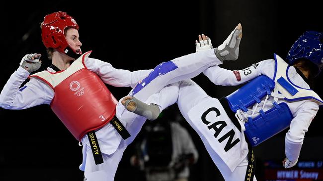 Canada's Skylar Park (Blue) and Australia's Stacey Hymer (Red) compete in Tokyo.