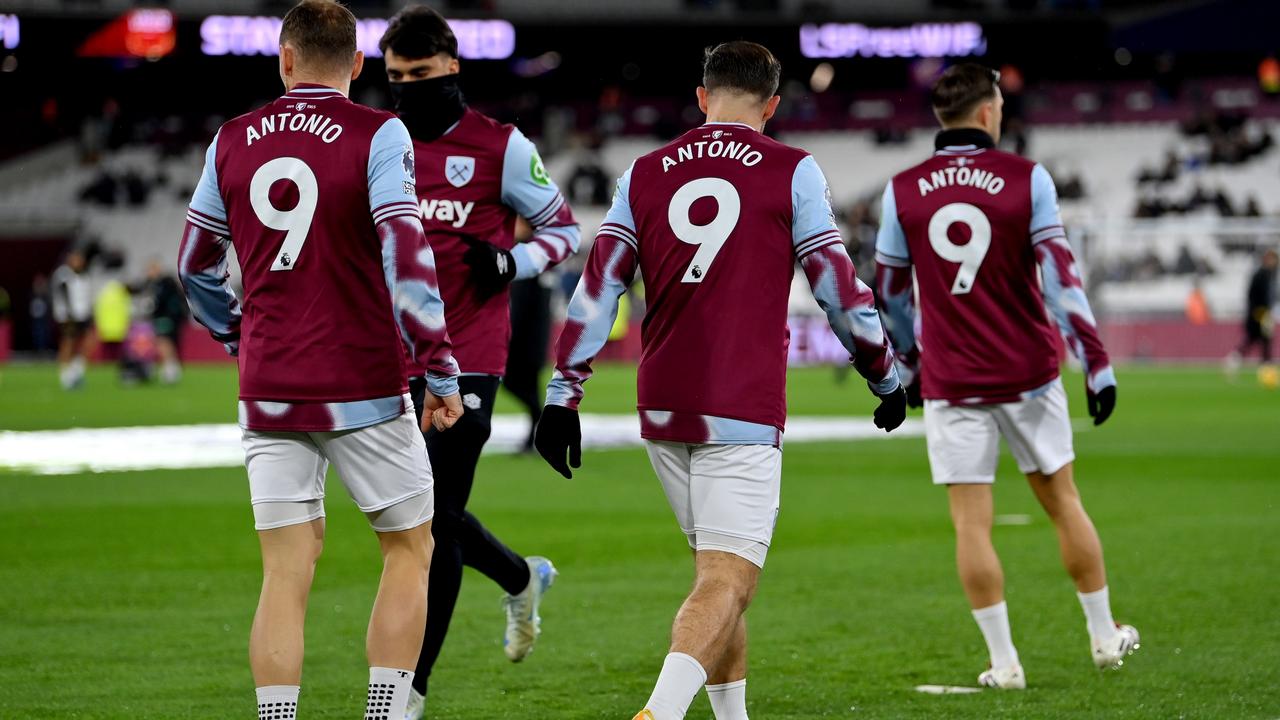 Fans in the stadium applauded the players. Photo by Justin Setterfield/Getty Images.