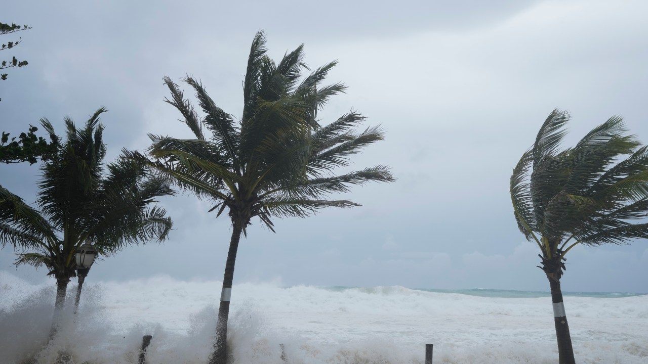 Hurricane Beryl charges towards Jamaica as strong Category 4 storm ...