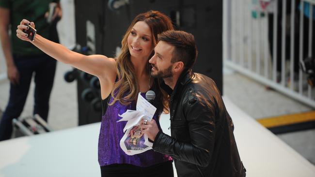 Ricki-Lee Coulter shares a selfie with a fan.