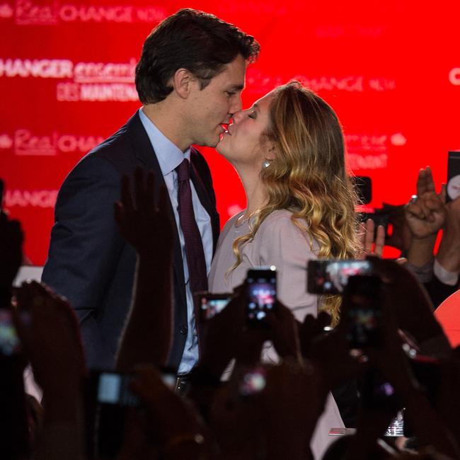 Justin Trudeau kisses his wife Sophie after winning the 2015 general elections.