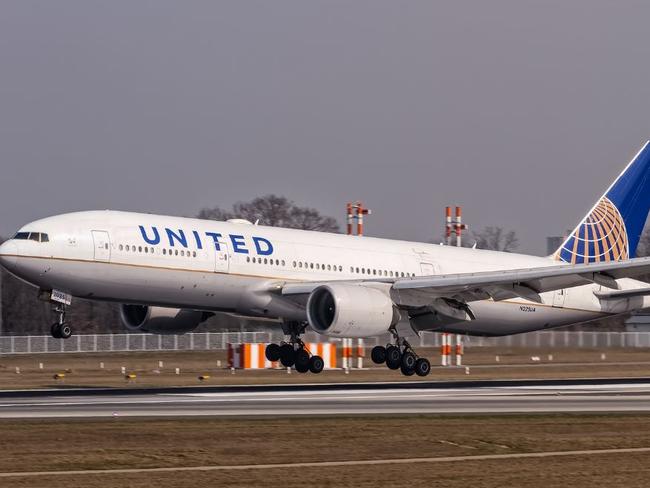 Emergency landing at Sydney Airport