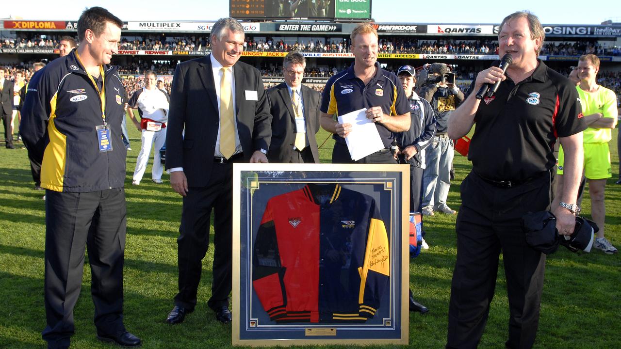 Kevin Sheedy thanks the crowd after his final match as Essendon coach. Picture: Jody Darcy