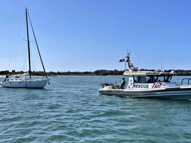 Yacht dragging anchor and heading for the rocks with solo sailor on board