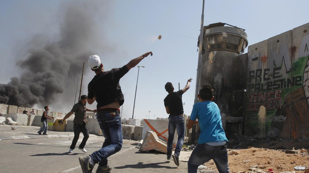 Palestinians throw stones towards an Israeli surveillance tower during disturbances at the Qalandia checkpoint between the West Bank city of Ramallah and Jerusalem 17/09/2011.