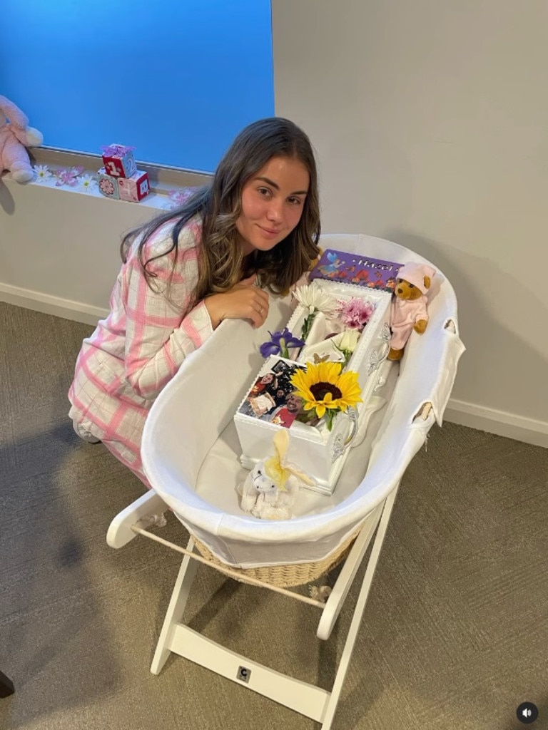 Riarne's pose with her daughter and her crib is making people cry around the world. Photo: Instagram, @chazmozzie and riarne.m.