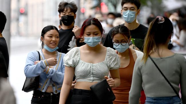 SYDNEY, AUSTRALIA - NewsWire Photos January 23, 2022: Sydney-siders walk the streets of the CBD in a variety of masks.Experts say N95 masks provide better protection against coronavirus infection  different to surgical masks. Picture: NCA NewsWire / Jeremy Piper