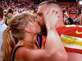 Taylor Swift and Travis Kelce celebrate a Super Bowl win!