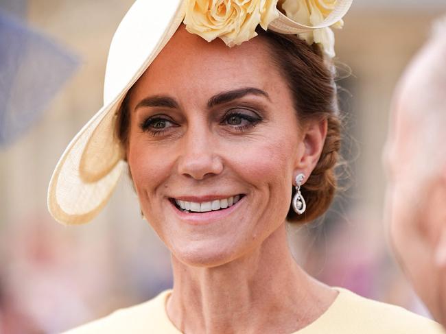 TOPSHOT - Britain's Catherine, Princess of Wales meets with guests during a Royal Garden Party at Buckingham Palace, in London, on May 20, 2025. Liz Hatton a cancer campaigner and photography prodigy from Harrogate, passed away at the age of 17 in November 2024 from a rare and largely untreatable cancer. (Photo by Aaron Chown / POOL / AFP)