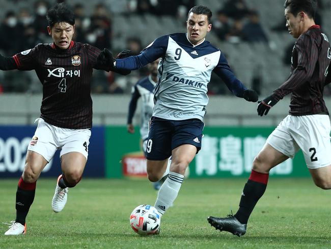 SEOUL, SOUTH KOREA - FEBRUARY 18: Andrew Nabbout of Melbourne Victory competes for the ball with  Kim Nam-Chun of FC Seoul during the AFC Champions League Group E match between FC Seoul and Melbourne Victory at the Seoul World Cup Stadium on February 18, 2020 in Seoul, South Korea. (Photo by Chung Sung-Jun/Getty Images)