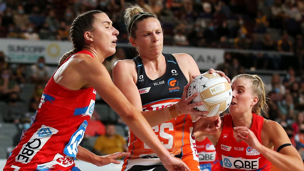 Jo Harten of the Giants wins the ball under pressure from Sarah Klau during last year’s finals series.