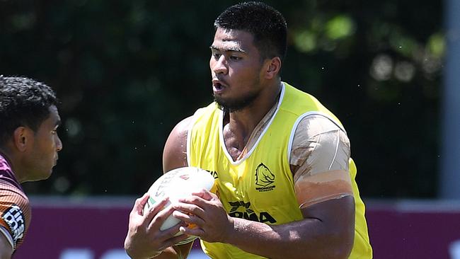 Brisbane Broncos rookie Payne Haas (centre) is seen during training in Brisbane, Tuesday, February 12, 2019. (AAP Image/Dan Peled) NO ARCHIVING