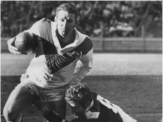 **This picture has a scanned reverse - see associated content at the bottom of the details window**raeme Langlands, rugby league player. Action photos.