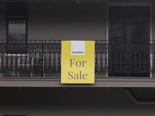 SYDNEY, AUSTRALIA - NewsWire Photos MARCH 11, 2021: A for sale sign on a house in Milsons Point.Picture: NCA NewsWire / Damian Shaw