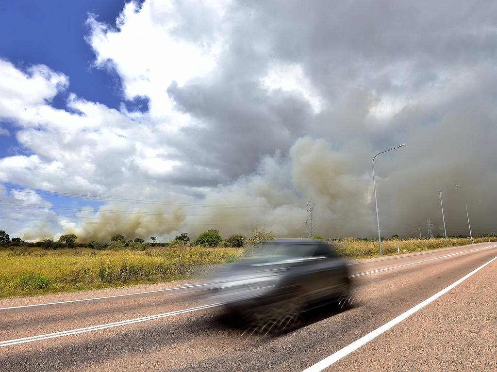 A fire burning south of Townsville has masked the Bruce Highway in smoke. The vegetation fire started near the JBS Meatworks at Stuart. PICTURE: MATT TAYLOR.