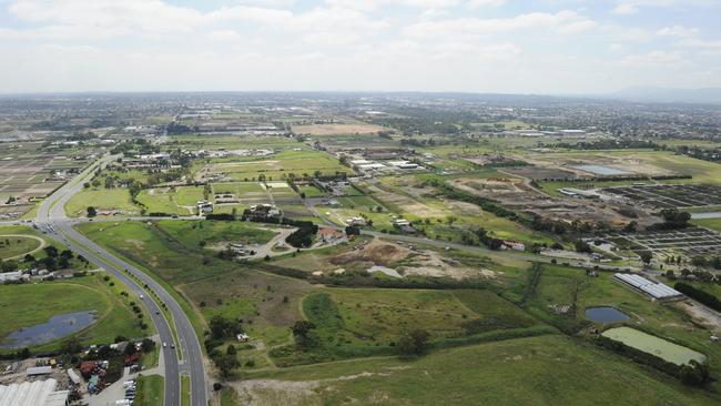 n37ms320 The Green Wedge areas through Kingston have a variety of land use issues with market gardens, waste transfer and public parkland. (Boundary Road intersection looking north)