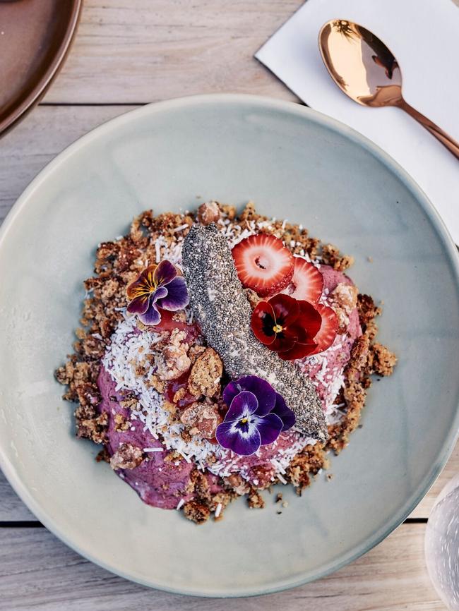 Maria’s berry smoothie bowl.