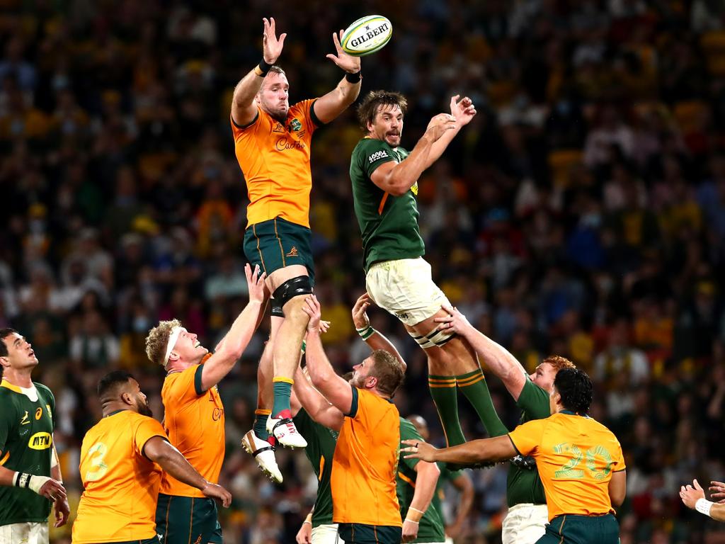 BRISBANE, AUSTRALIA - SEPTEMBER 18: Izack Rodda of the Wallabies wins lineout ball against Eben Etzebeth of South Africa during The Rugby Championship match between the Australian Wallabies and the South Africa Springboks at Suncorp Stadium on September 18, 2021 in Brisbane, Australia. (Photo by Chris Hyde/Getty Images)