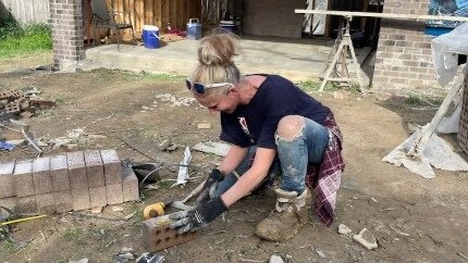 Ms Tanzen works as a bricklayer.