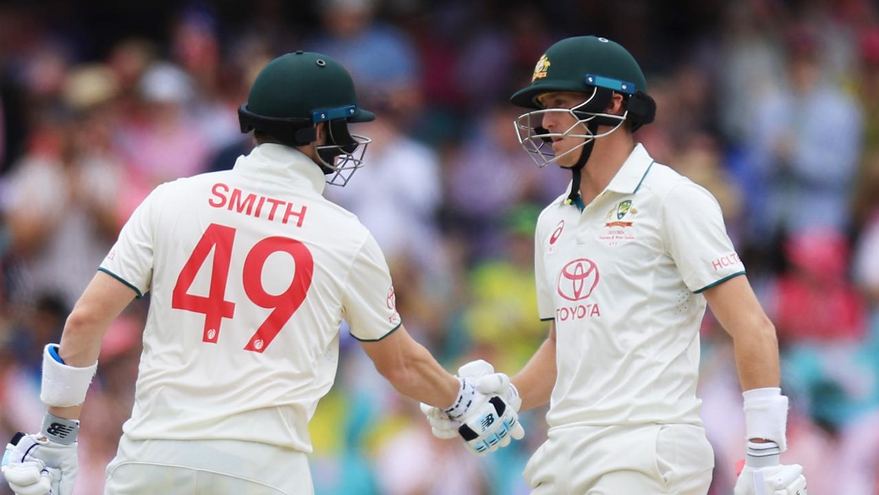 Marnus Labuschagne shakes hands with Steve Smith in Sydney. (Photo by Mark Evans/Getty Images)