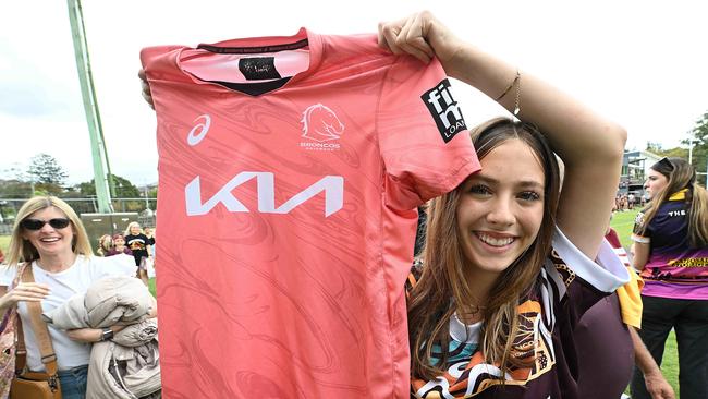 25/9/2023: Reece Walsh gave Matilda Dickson 13, his shirt after the fans during a Broncos fan training session at the Red Hill, Brisbane. pic: Lyndon Mechielsen/Courier Mail
