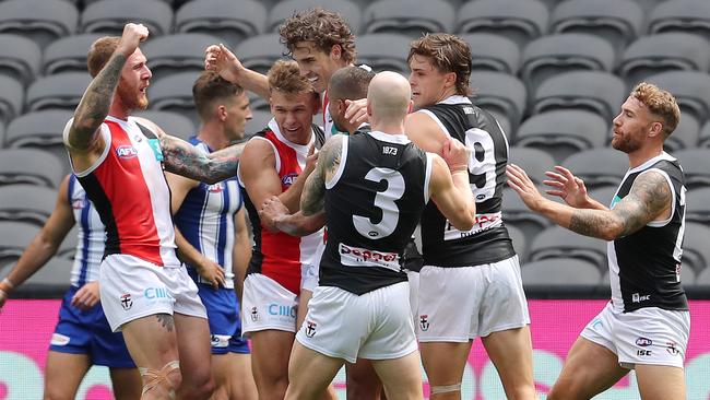 St Kilda players are building a close bond this year. Picture: Michael Klein