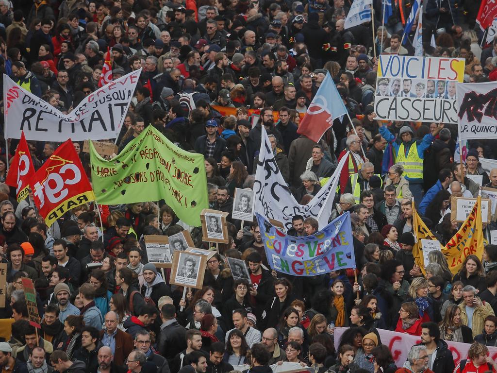 Paris transport strikes Police fire tear gas at pension reform