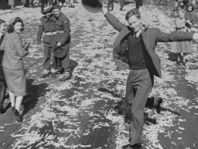 The original black and white photograph of the dancing man in 1945.