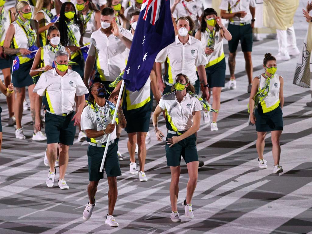 Australian flag bearers Cate Campbell (R) and Patty Mills (L). A Canadian broadcaster mistook Mills for a woman. Picture: Getty Images