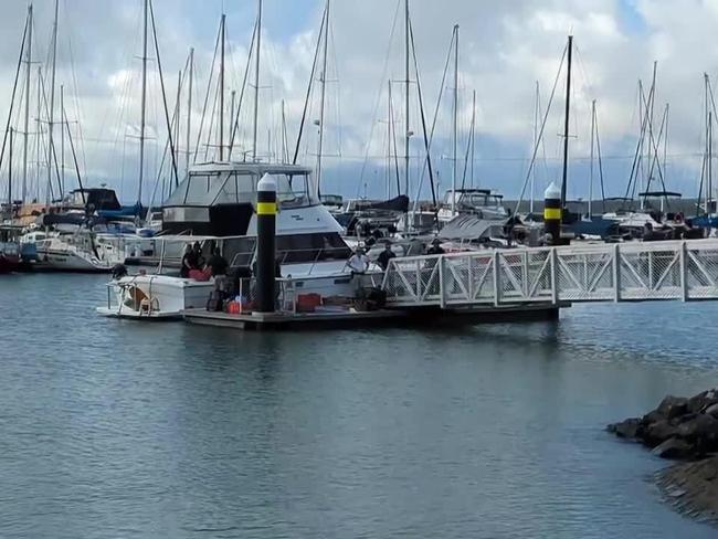 Federal police swarm popular harbour, search boat