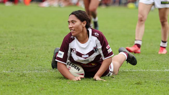 Felice Quinlan scores for the Burleigh Bears. Picture: Erick Lucero