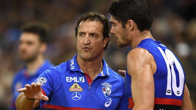 Bulldogs coach Luke Beveridge chats to skipper Easton Wood.