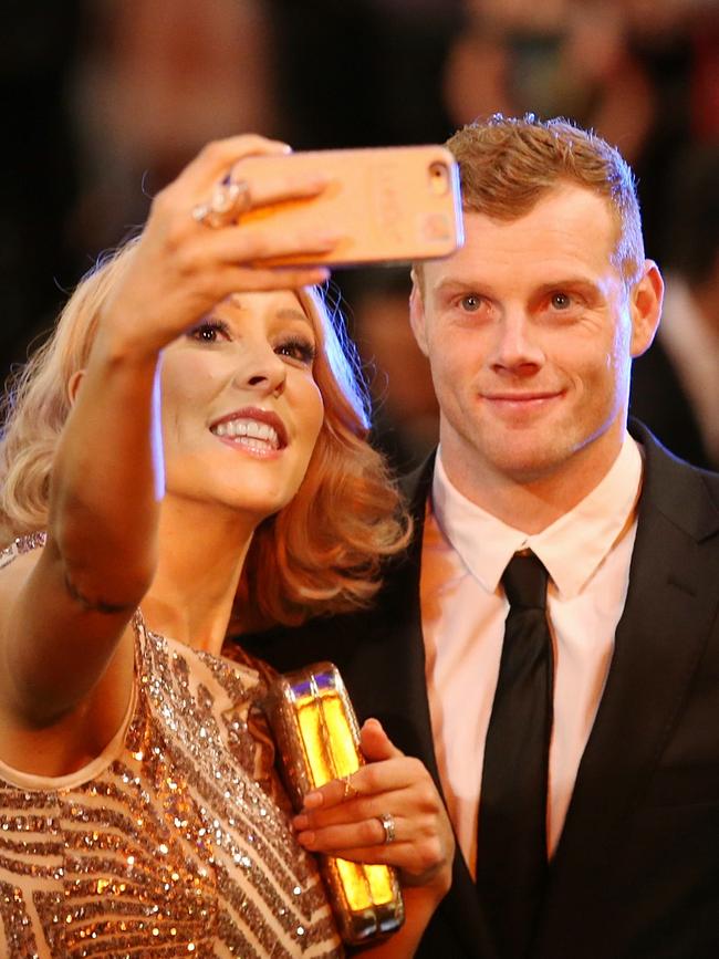 Haylea &amp; Adam Cooney take a selfie at the Brownlow.